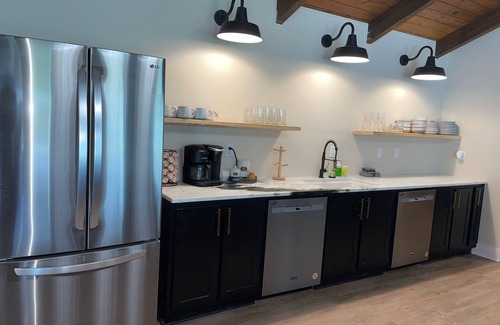 Oxford House | Welcome to the Sip! 7 bed 9 bath party house. Create your own grove party!