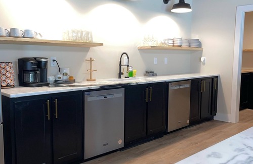 Oxford House | Welcome to the Sip! 7 bed 9 bath party house. Create your own grove party!