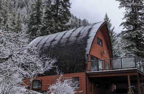 Sicamous Cabin | Welcome to The Taste of The Wilderness Cabin! 3 bedroom, mins away from Marina