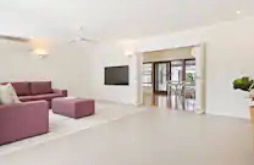 Point Vernon House | Welcome to the upmarket, glamorous, Esplanade Ease.