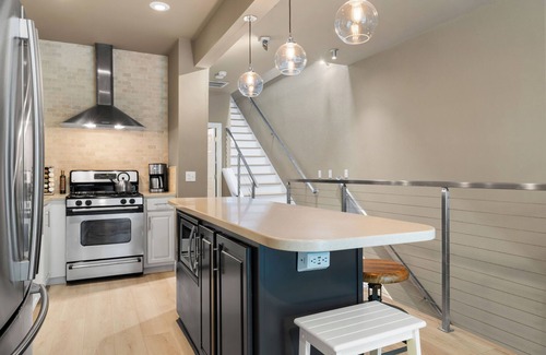 Sacramento House | Welcome to the Capital! 2 Bed 2 Bathroom, Loft-style townhome in West Sacramento