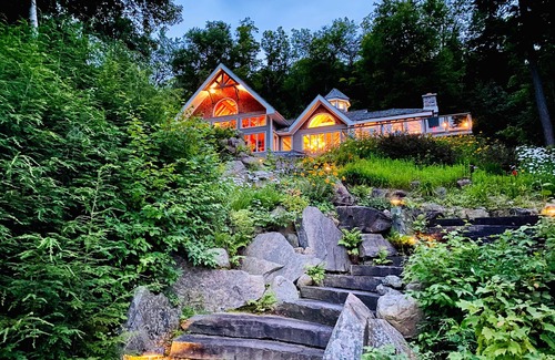 Dorset Cottage | Welcome to this 4,200 sq. ft, 7 bedroom Cottage on Lake of Bays! Sleeps 16