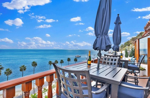 Avalon Villa | Welcome to this breathtaking panoramic gem located in Hamilton Cove