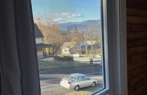 Nelson House | Welcome to Troll Haven! 10 min walk from downtown, cozy space with kitchenette.