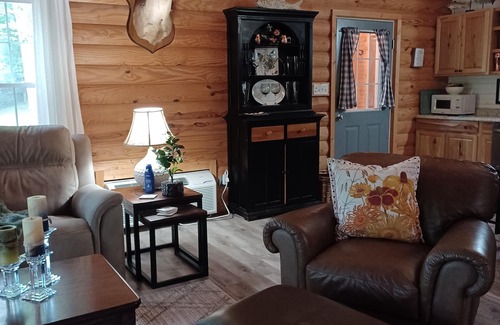 Mammoth Cave Cottage | Welcome to Whipsaw a beautiful cottage ,just a 5 minute walk to see the lake!