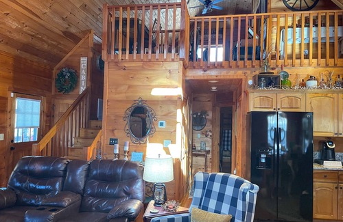Boone Cabin | Welcome to Whiskey Woods! A cozy cabin to relax and enjoy with your loved ones!