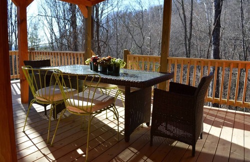 Fletcher Cabin | Welcome to Winghaven & Asheville! Secluded yet convenient to shops & food