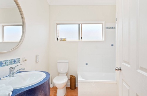 Farnborough House | Welcome to Yeppoon Hinz On The Beach