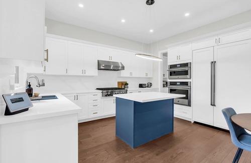Bronte House | Welcome to Your Comfort Retreat by the Lake