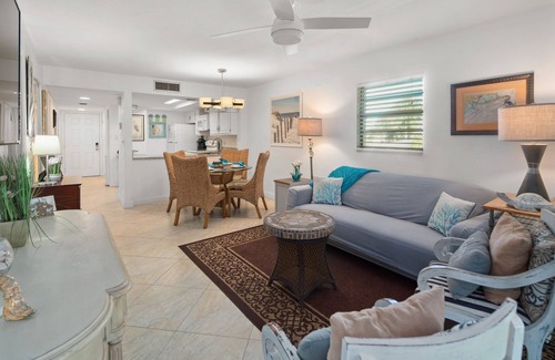 Park Shore Condo | Welcome to Your Dream Getaway!