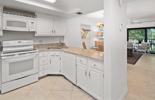 Park Shore Condo | Welcome to Your Dream Getaway!
