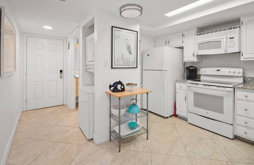 Park Shore Condo | Welcome to Your Dream Getaway!