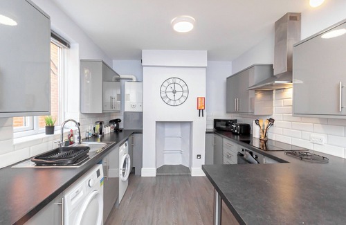 Southampton City Centre House | Welcome to your home-away-from-home in Southampton!