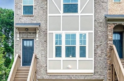 Lilburn House | Welcome to Your Lilburn Townhome Retreat – Near Stone Mountain!
