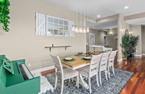 South Gateway House | Welcome to your new favorite spot! W/hot tub!