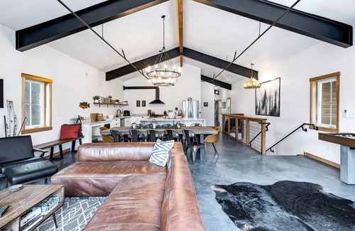 Leavenworth House | Welcome To Your Perfect Group Retreat! Sleeps up to 26 Hot Tub Pets Welcome!