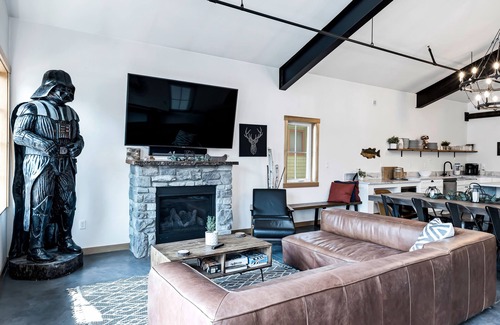 Leavenworth House | Welcome To Your Perfect Group Retreat! Sleeps up to 26 Hot Tub Pets Welcome!