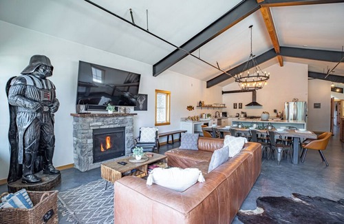 Leavenworth House | Welcome To Your Perfect Group Retreat! Sleeps up to 26 Hot Tub Pets Welcome!