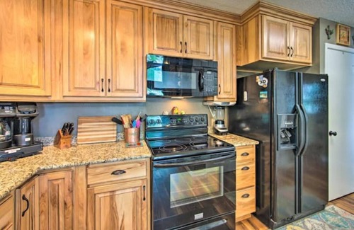 Berryville House | Welcome to Your Retreat by the Lake!