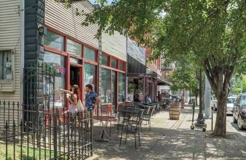 Deer Park Apartment | Welcome to Your Stylish Stay in the Heart of Louisville!