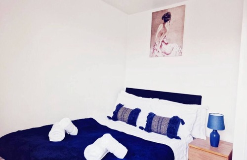 Laindon House | Welcoming 2-bedroom home with free WI-FI & Parking