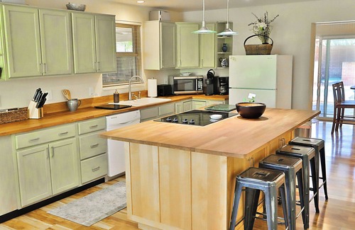 Keeling House | Welcoming 3-bedroom, 2-bathroom Retreat with Pool Nestled In the Heart of the City.
