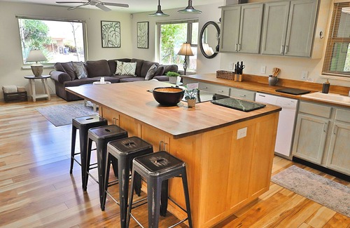 Keeling House | Welcoming 3-bedroom, 2-bathroom Retreat with Pool Nestled In the Heart of the City.