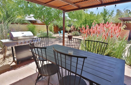 Keeling House | Welcoming 3-bedroom, 2-bathroom Retreat with Pool Nestled In the Heart of the City.