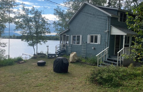 Roxbury Cottage | Welcoming 4-bedroom waterfront cottage with WiFi in charming Byron private beach