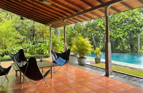 Unawatuna Villa | Welcoming 5-bedroom villa with pool and staff near Galle