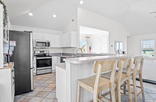 Avon House | Welcoming Beach House with Private Pool and Hot Tub