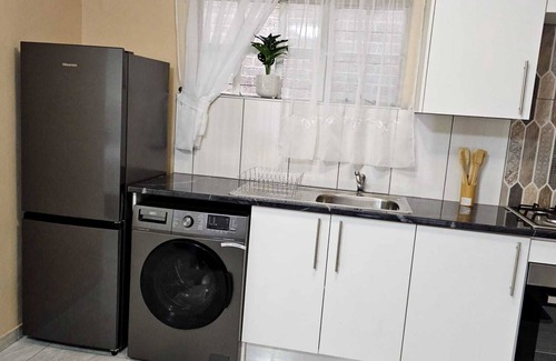 Greater Johannesburg Metropolitan Area Cottage | Welcoming cottage with WiFi just close to Mall of Africa