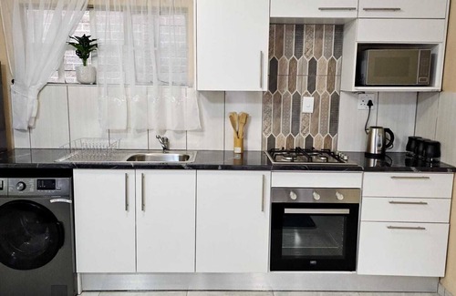 Greater Johannesburg Metropolitan Area Cottage | Welcoming cottage with WiFi just close to Mall of Africa