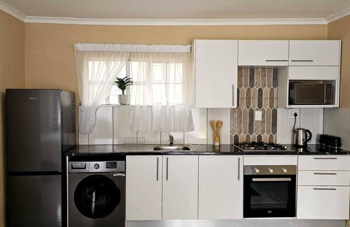 Greater Johannesburg Metropolitan Area Cottage | Welcoming cottage with WiFi just close to Mall of Africa
