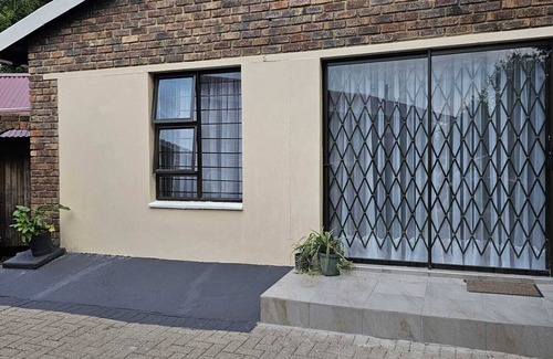 Greater Johannesburg Metropolitan Area Cottage | Welcoming cottage with WiFi just close to Mall of Africa