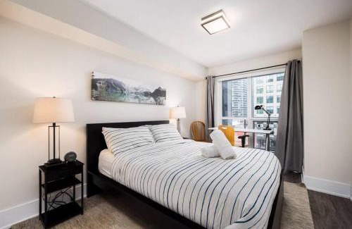 Toronto Entertainment District House | Welcoming Downtown Condo with WFH setup Balcony