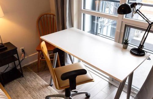 Toronto Entertainment District House | Welcoming Downtown Condo with WFH setup Balcony