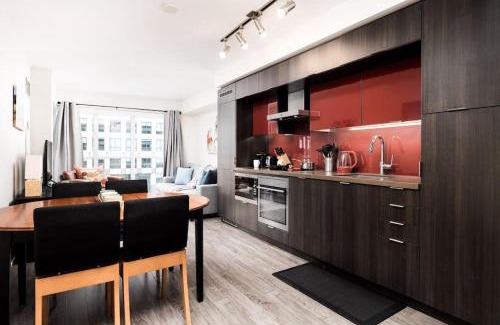 Toronto Entertainment District House | Welcoming Downtown Condo with WFH setup Balcony
