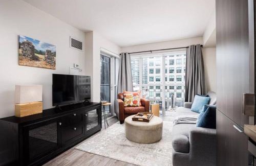 Toronto Entertainment District House | Welcoming Downtown Condo with WFH setup Balcony