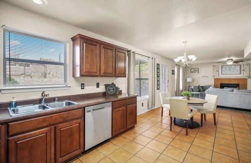 El Paso House | Welcoming home that rests in the shadows of The Franklin Mountains