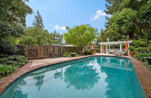 Fair Oaks House | Welcoming Mansion Estate with AC, Pool and Backyard in Menlo Park