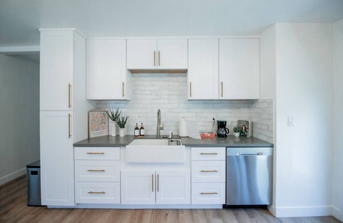 Lawndale House | Welcoming & Modern 3BD/2BA Home - Close to SpaceX, LAX, Beaches, & more!