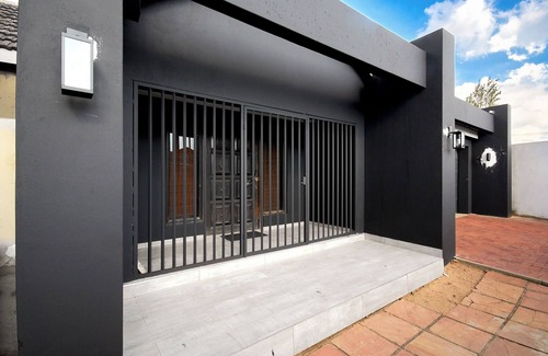 Greater Johannesburg Metropolitan Area Apartment | Welcoming studio with WiFi in vibrant Johannesburg South
