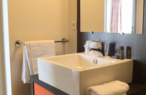 Chevilly-Larue Hotel | Welcoming Studio with Easy Orly Airport Access & Access to Tramway