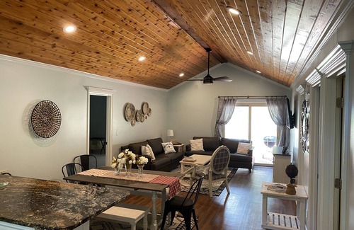 Guntersville House | Welcoming three bedroom home located just 1.2 miles from public boat launch.