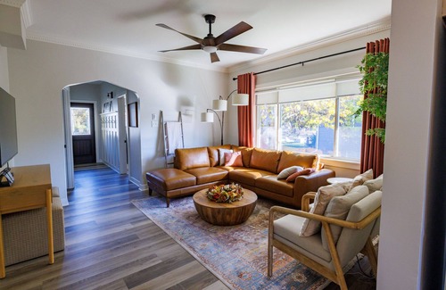 Mount Clemens House | Welcoming updated modern 3-bedroom house in Mount Clemens