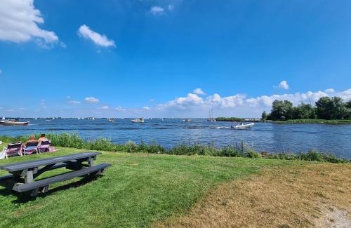 Offingawier Apartment | Welkom in mijn Studio bij het Snekermeer !