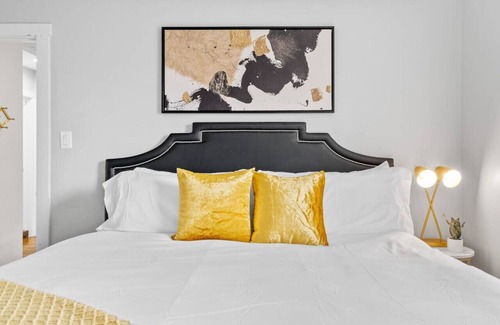 Chicago Apartment | Well-Appointed 2BR Apt in a Vibrant Area