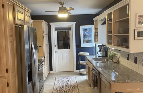Bella Vista House | Well-appointed bungalow on kayak/fishing lake steps from Back 40Trailhead