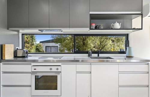 Waipahihi House | Well appointed cosy house close to town and the lake